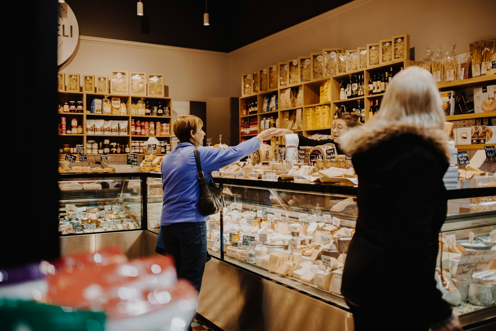 Quanto costa tenere aperta una salumeria: il calcolo completo dei costi fissi